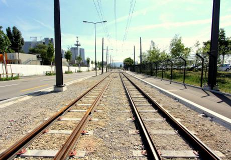 Die neue Gleisstrecke mit rund 20 000 Schrauben erschliesst ab Ende 2011 das Tre