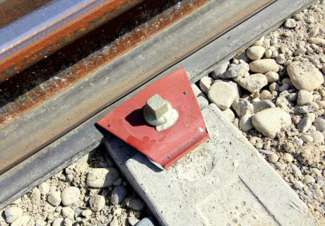 Die neue Gleisstrecke mit rund 20 000 Schrauben erschliesst ab Ende 2011 das Tre